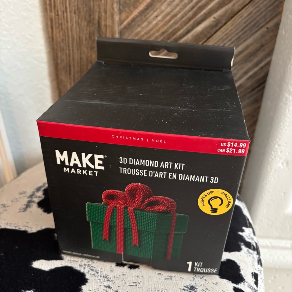 MAKE Market 3D Diamond Art Kit - Festive Red and Green Present Gift Bow Craft